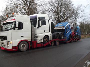 Bei diesem Lkw ist so ziemlich alles kaputt, was kaputt sein kann - trotzdem fuhr er auf der A27.