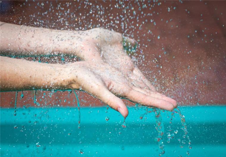 Bei dieser Hitze tut die Erfrischung mit kühlem Wasser besonders gut.