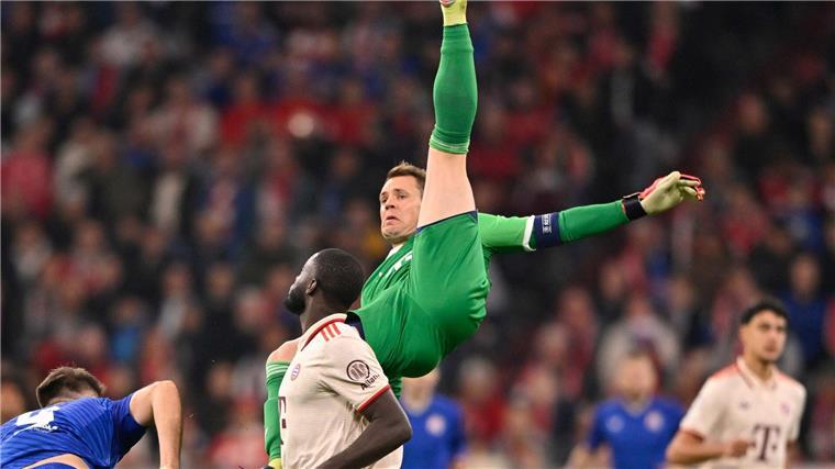 Bayern in Bremen: Einstimmen auf Bayer und die Wiesn-Maß Bei dieser Rettungstat gegen Zagreb verletzt sich Manuel Neuer (oben).