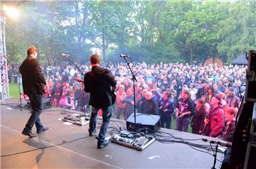 Bei "Dire Strats"  haben sich vor zwei Jahren fast 2000 Fans im Gertrudenpark in Loxstedt beim ersten Lox-Rock vor der Bühne gedrängt. Die zweite Auflage des Konzerts folgt am 6. August am selben Ort.   Foto Schmonsees