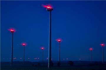 Bei Dunkelheit durchgehend beleuchtete Windkraftanlagen sind vielen Menschen ein Dorn im Auge. Abhilfe soll die bedarfsgerefchte Nachtkennzeichnung schaffen, bei der die Lichter nur eingeschaltet sind, wenn sich tief fliegende Flugzeuge oder Hubschrauber nähern. In Byhusen, wo kein Windrad steht, soll nach bisheriger Planung ein Radarturm zum Erkennen solcher Flugobjekte entstehen.