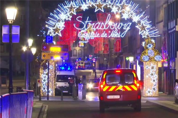 Bei einem Angriff in der Nähe des Straßburger Weihnachtsmarktes mit Toten und mehreren Verletzten geht die Polizei von einem terroristischen Hintergrund aus.