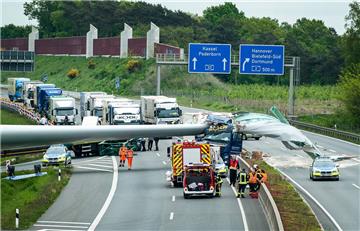 Bei einem Auffahrunfall auf der A33 bei Bielefeld ist am Dienstag ein Windradflügel von einem Schwertransporter gerutscht und hat für massive Verkehrsbehinderungen gesorgt.
