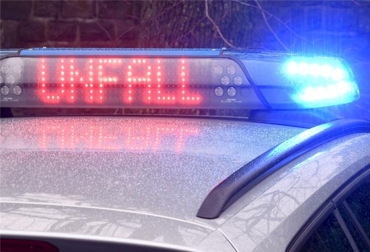 Wesermarsch: Unfall auf der B212 - Autofahrerin schwer verletzt Die Leuchtschrift "Unfall" auf dem Dach eines Polizeiwagens