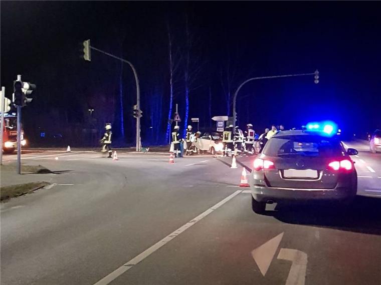 Bei einem Autounfall in Schiffdorf wurden am Sonnabendabend zwei Personen verletzt.