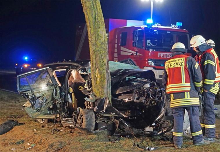 Drei Tote und drei Schwerverletzte bei Unfall in Syke Bei einem Autounfall in Syke sind drei Männer gestorben, drei wurden schwer verletzt.