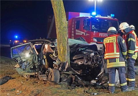 Bei einem Autounfall in Syke sind drei Männer gestorben, drei wurden schwer verletzt. 