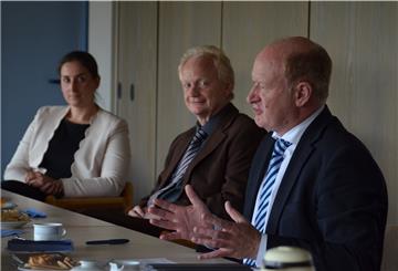 Bei einem Besuch in Zeven sprach Niedersachsens Finanzminister Reinhold Hilbers (rechts, CDU) über aktuelle Herausforderungen der Finanzverwaltung. Zu seinen Gesprächspartnern gehörte Siegbert Robben (Mitte), Vorsteher des Zevener Finanzamtes.