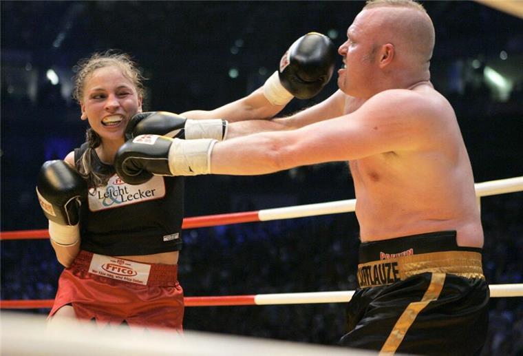 Bei einem Box-Kampf standen sich einst der Moderator Stefan Raab (r) und die Boxweltmeisterin Regina Halmich in der KölnArena im Ring gegenüber. RTL überträgt am 14.09.2024 im Rahmen der Sendung «Der Clark Final Fight» den neuen Schau-Boxkampf der beiden live aus Düsseldorf.