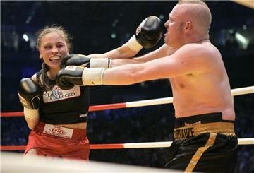 Bei einem Box-Kampf standen sich einst der Moderator Stefan Raab (r) und die Boxweltmeisterin Regina Halmich in der KölnArena im Ring gegenüber. RTL überträgt am 14.09.2024 im Rahmen der Sendung «Der Clark Final Fight» den neuen Schau-Boxkampf der beiden live aus Düsseldorf.