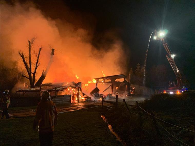 Bei einem Brand in einem Pflegewohnheim in Stadland ist eine Frau ums Leben gekommen, ein Mann wurde vermisst. Es wird vermutet, dass die zweite Leiche der vermisste Mann ist. 
