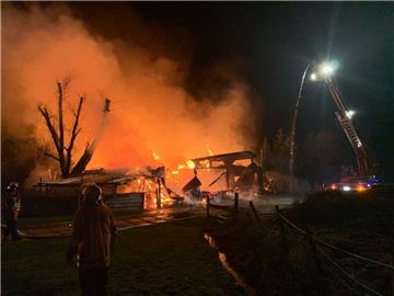 Bei einem Brand in einem Pflegewohnheim in Stadland ist eine Frau ums Leben gekommen, ein Mann wurde vermisst. Es wird vermutet, dass die zweite Leiche der vermisste Mann ist. 