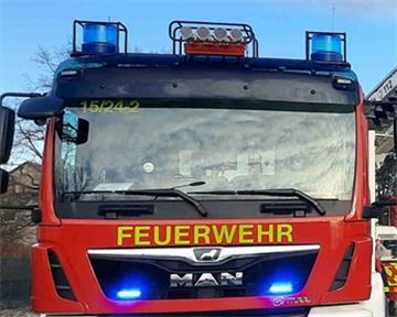 Feuerwehrauto mit Blaulicht