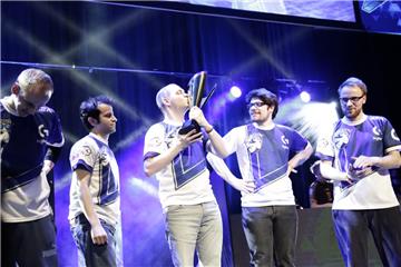 Bei einem E-Sport-Turnier in Frankreich hat Dennis Schneider (mit Pokal) mit seinem ehemaligen Team mYinsanity den ersten Platz belegt.