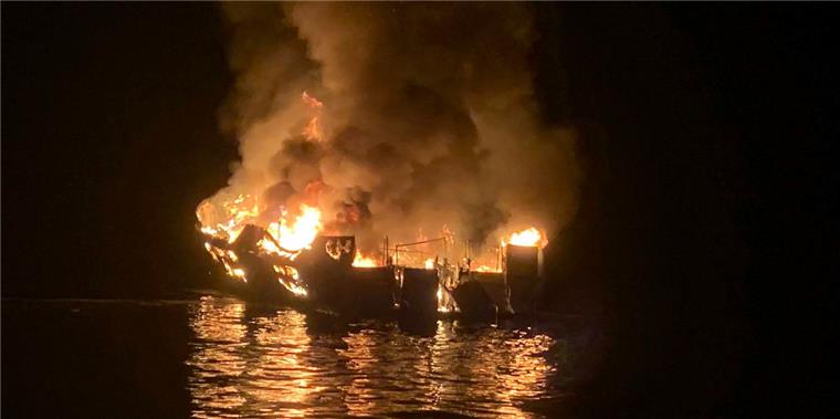Bei einem Feuer auf einem Ausflugsschiff vor der Küste Kaliforniens sind mindestens acht Menschen ums Leben gekommen.  