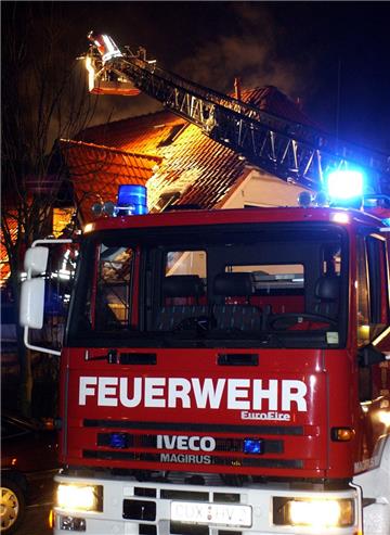 Bei einem Feuer im Kreis Leer ist ein junger Mann lebensgefährlich verletzt worden. 