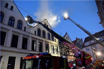 Bei einem Feuer in der Adolfstraße hat am Montag eine Wohnung und der Dachstuhl gebrannt. 
