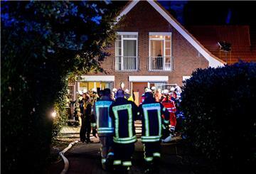 Zahlreiche Einsatzkräfte von Feuerwehr und Rettungsdienst stehen vor einem Altenheim im Ortsteil Südmoslesfehn.