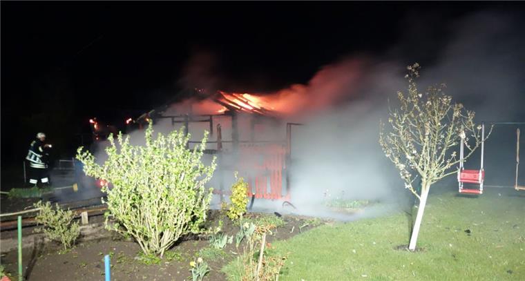 Bei einem Feuer ist ein Gartenhäuschen in Leherheide komplett abgebrannt. 