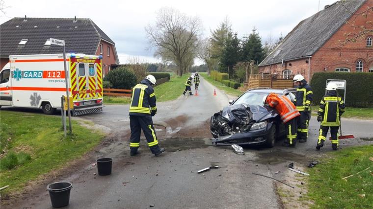 Geestland: Traktor und Auto stoßen zusammen - eine Person verletzt Bei einem Frontalzusammenstoß zwischen einem Traktor und einem Auto am Samstag in Krempel (Geestland) ist der Fahrer des Autos verletzt worden.