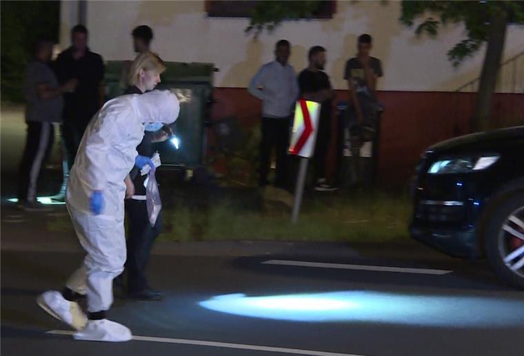 Streit eskaliert: 16-Jähriger durch Schuss schwer verletzt Polizisten suchen nach Spuren am Tatort.