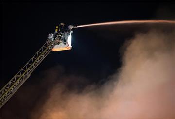 Die Feuerwehr löscht den Brand eines Schaumstoffbetriebes am 07.09.2017 in Löhne-Gohfeld (Nordrhein-Westfalen). Eine Lagerhalle mit Betten und Küchen ist im nordrhein-westfälischen Löhne in Flammen aufgegangen. Wie die Feuerwehr in der Nacht auf Donnerstag mitteilte, brannte es auf einer Fläche von 5000 Quadratmetern. Nach ersten Erkenntnissen wurde niemand verletzt. Foto: Friso Gentsch/dpa ++ +++ dpa-Bildfunk +++