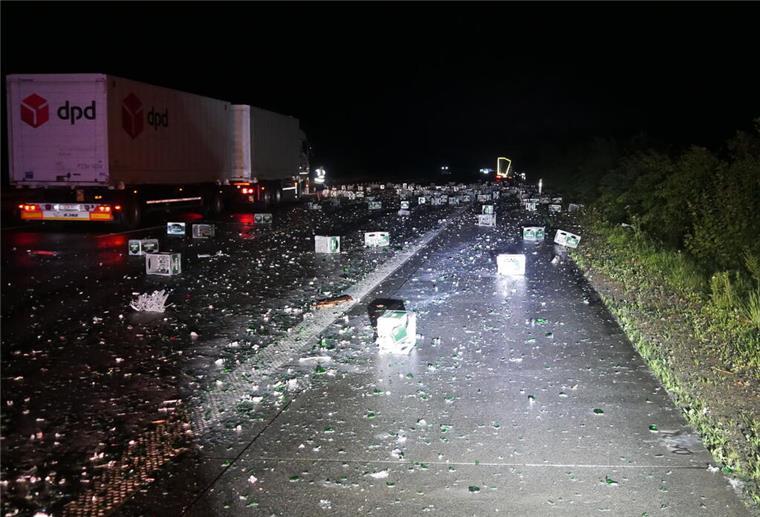 Verkehrsunfall - Ladung auf der Fahrbahn verteilt (1)