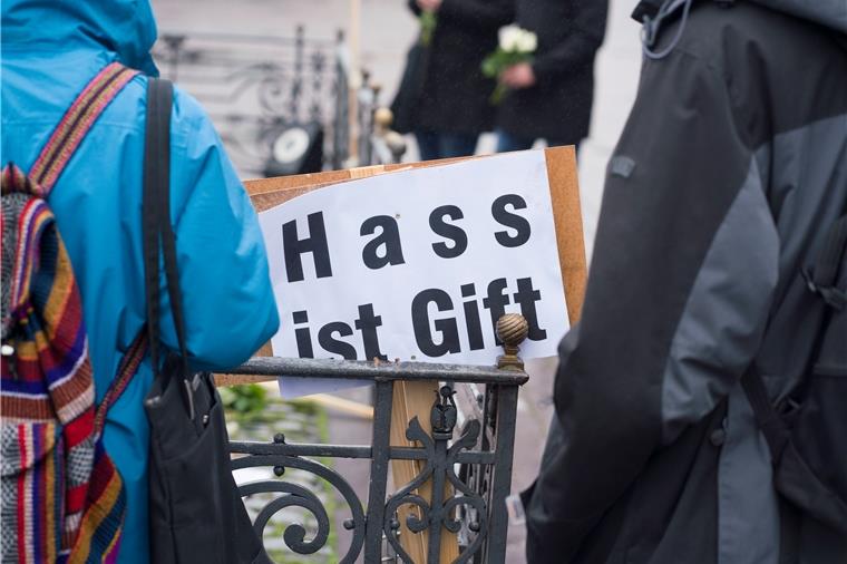 Bremer Behörden richten sich auf neuen Typ von Rechtsterroristen ein Bei einem mutmaßlich rassistischen Anschlag hat ein 43-jähriger Deutscher in Hanau mehrere Menschen und sich selbst erschossen. Das Land Bremen will auf diesen Vorfall reagieren.