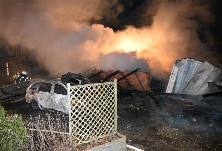 Nächtlicher Großbrand: Scheune und Autos stehen in Flammen Bei einem nächtlichen Brand in Mulsum sind eine Scheune und mehrere Autos zerstört worden.