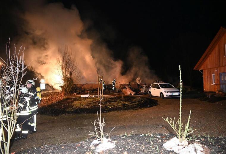 Nächtlicher Großbrand: Scheune und Autos stehen in Flammen Bei einem nächtlichen Brand in Mulsum sind eine Scheune und mehrere Autos zerstört worden.