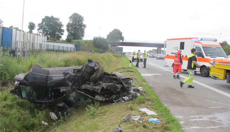 Auto überschlägt sich auf A1: 6 Verletzte bei Horror-Crash bei Sittensen Bei einem schweren Autounfall auf der A1 sind am Sonntagmittag bei Sittensen sechs Personen verletzt worden.