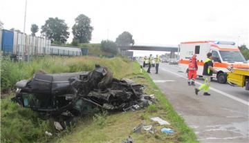 Bei einem schweren Autounfall auf der A1 sind am Sonntagmittag bei Sittensen sechs Personen verletzt worden. 