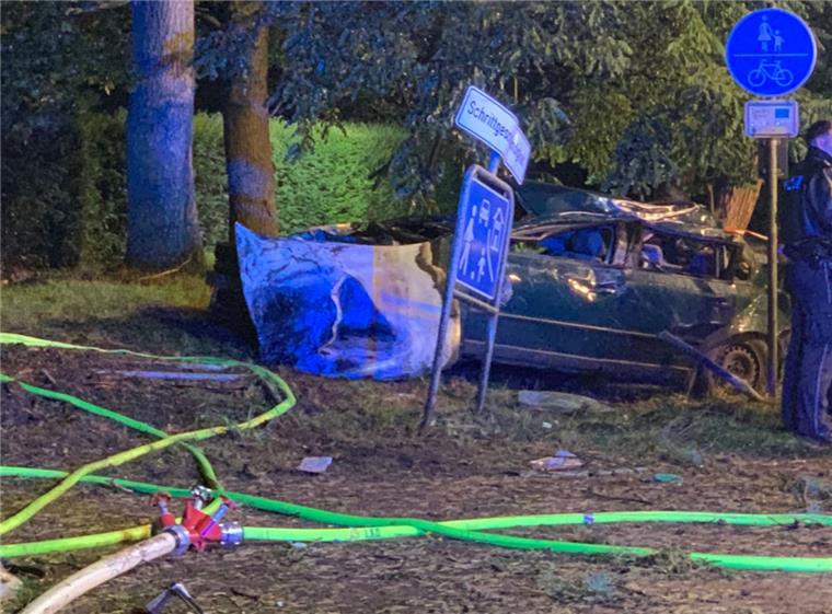 Bei einem schweren Autounfall im Landkreis Oldenburg sind in der Nacht zu Montag zwei Menschen tödlich verunglückt.