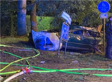 Bei einem schweren Autounfall im Landkreis Oldenburg sind in der Nacht zu Montag zwei Menschen tödlich verunglückt.