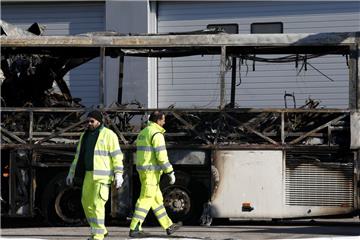 Bei einem schweren Busunfall auf der Autobahn 4 nahe der italienischen Stadt Verona sind nach Angaben der Feuerwehr 16 Menschen ums Leben gekommen.