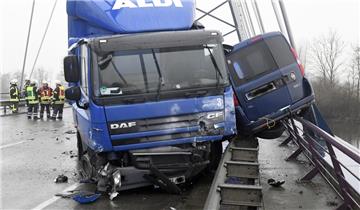 Bei einem schweren Unfall auf der B437 bei Stotel ist ein Autofahrer ums Leben gekommen.