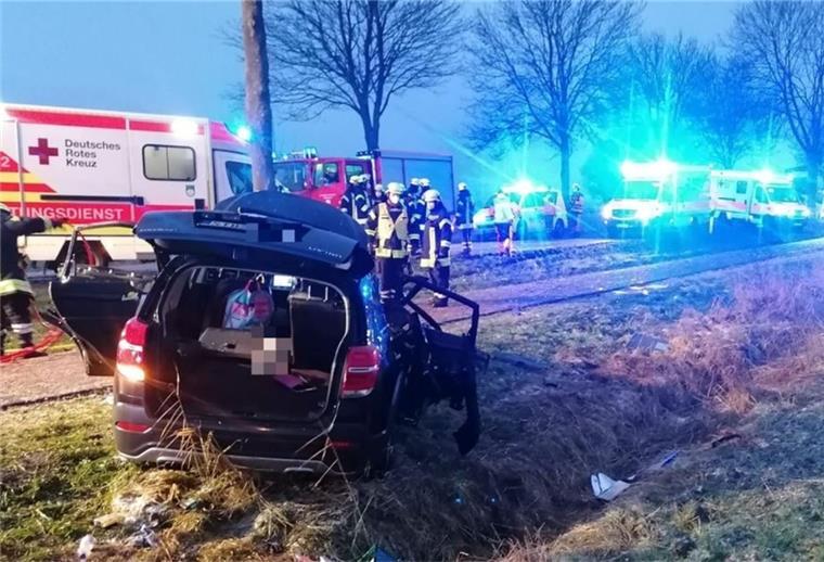 Kaputtes Auto an einem Baum, viel Blaulicht