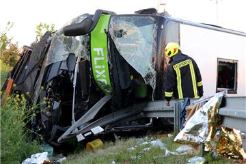 Bei einem schweren Unfall mit einem Reisebus sind auf der Autobahn 9 nahe Leipzig mindestens ein Mensch getötet und zahlreiche Menschen verletzt worden.  
