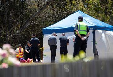 Beamte von Worksafe Tasmania (l) inspizieren die Hüpfburg an der Hillcrest Primary School. Bei einem schweren Unfall mit einer Hüpfburg im australischen Bundesstaat Tasmanien sind zwei Kinder ums Leben gekommen. 