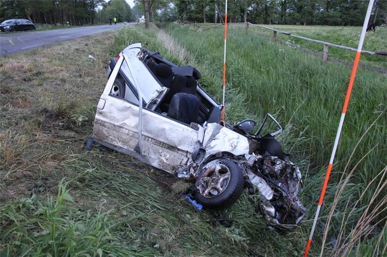 Tödlicher Unfall auf B73 in Altenbruch: Geldstrafe für Verursacher Bei einem schweren Verkehrsunfall auf der B73 in Altenbruch ist im Mai eine 19 Jahre alte Fahranfängerin tödlich verunglückt.