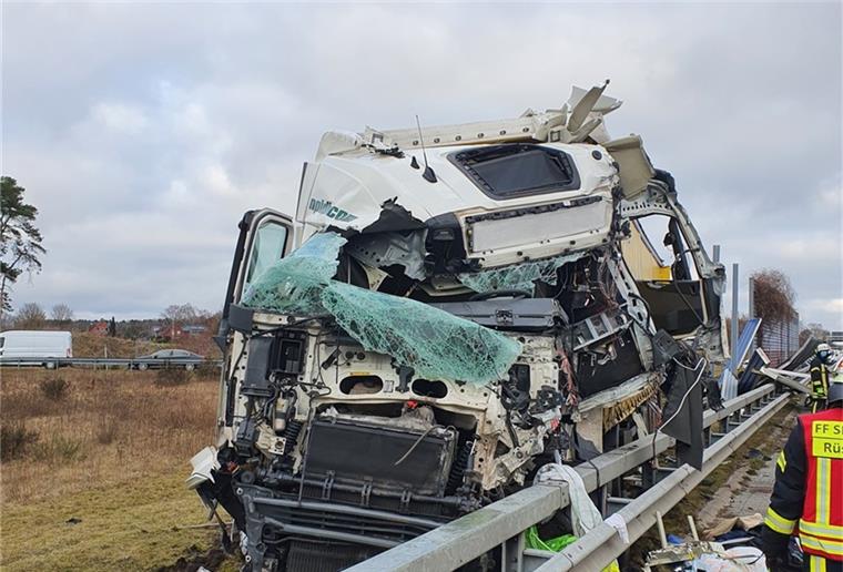 Lkw-Fahrer bei Sittensen tödlich verunglückt Bei einem schweren Verkehrsunfall auf der Hansalinie A1 ist am Sonntagnachmittag ein 59-jähriger Kraftfahrer ums Leben gekommen. Die Ursache ist für die Polizei noch rätselhaft.