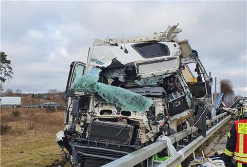 Bei einem schweren Verkehrsunfall auf der Hansalinie A1 ist am Sonntagnachmittag ein 59-jähriger Kraftfahrer ums Leben gekommen. Die Ursache ist für die Polizei noch rätselhaft.