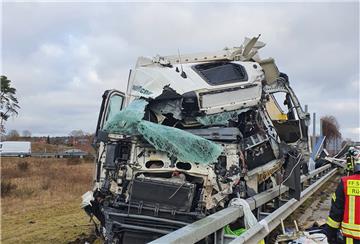 Bei einem schweren Verkehrsunfall auf der Hansalinie A1 ist am Sonntagnachmittag ein 59-jähriger Kraftfahrer ums Leben gekommen. Die Ursache ist für die Polizei noch rätselhaft.