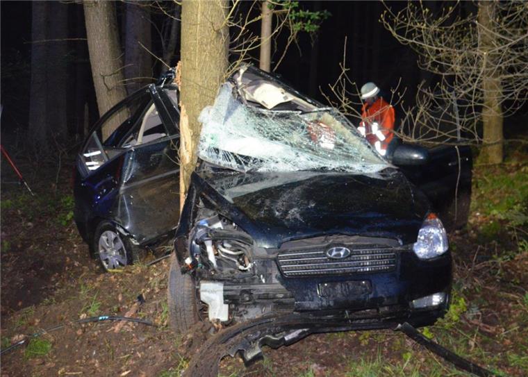 Bei einem schweren Verkehrsunfall zwischen Lamstedt und Armstorf ist eine 18-jährige Autofahrerin gestorben. 