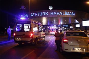 Bei einem Selbstmordanschlag auf den Atatürk-Flughafen der türkischen Millionenmetropole Istanbul sind zahlreiche Menschen getötet worden.