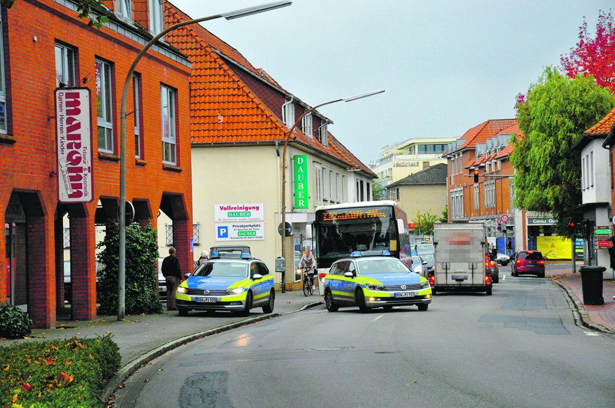 Bei einem Streit zwischen zwei Gruppen sind in Bremervörde drei Polizisten verletzt worden.