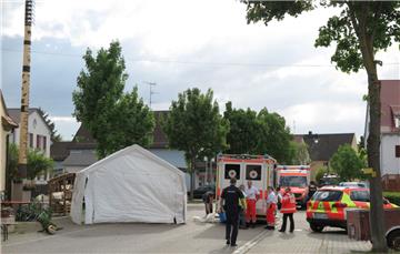 Bei einem tragischen Unglück ist bei einem Maibaum-Fest in Treuchtlingen eine Frau ums Leben gekommen.
