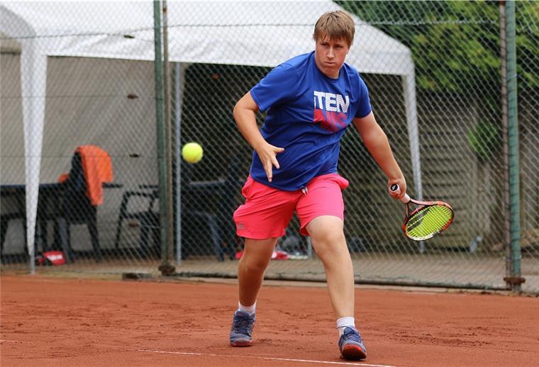 Tim Okrey vom Tennisklub Nordenham erreicht Endspiel Bei einem Turnier in Bremerhaven überraschte Tim Okrey in der Herrenkonkurrenz im Halbfinale mit einem Erfolg über einen um vier Leistungsklassen besser eingestuften Gegner.