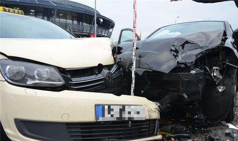 Bei einem Unfall am Flötenkiel entstand am Montag erheblicher Sachschaden.