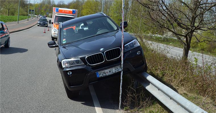 Bei einem Unfall auf dem Bremerhavener Autobahnzubringer Zentrum entstand hoher Schaden. 
